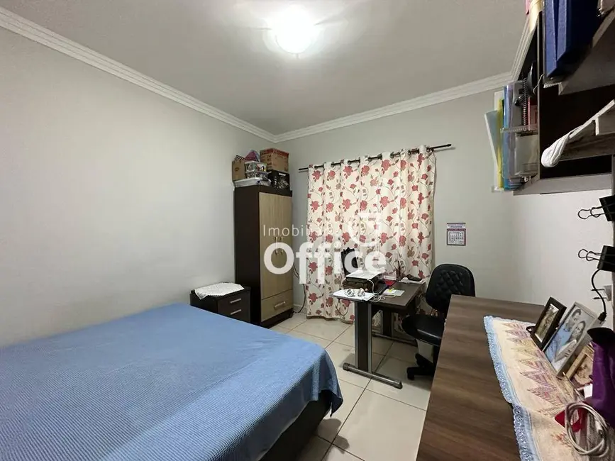 Casa com 3 quartos à venda, 220m2 em Jardim das Oliveiras, Anapolis - GO - imagem 9 Foto 9 de Casa com 3 quartos à venda, 220m2 em Jardim das Oliveiras, Anapolis - GO