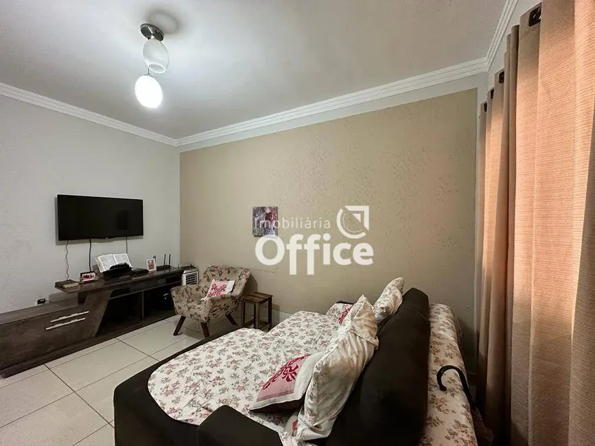 Foto 2 de Casa com 3 quartos à venda, 220m2 em Jardim das Oliveiras, Anapolis - GO