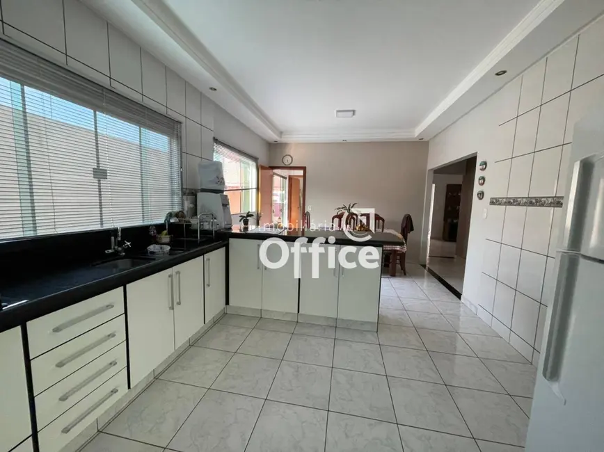 Foto 5 de Casa com 3 quartos à venda, 450m2 em Anápolis City, Anapolis - GO