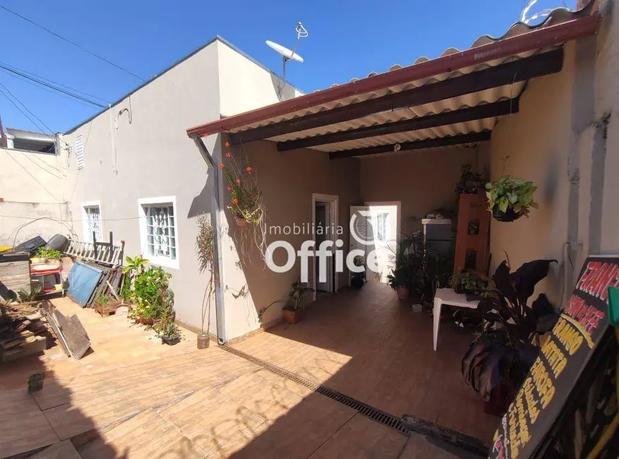 Casa com 3 quartos à venda, 200m2 em Vila Brasil, Anapolis - GO - imagem 1 Foto 1 de Casa com 3 quartos à venda, 200m2 em Vila Brasil, Anapolis - GO