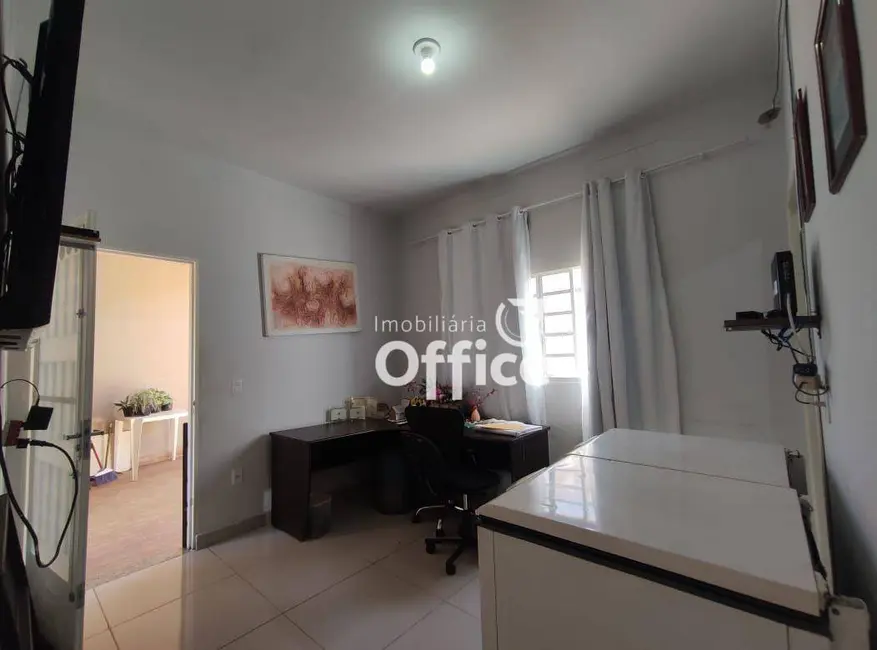 Casa com 3 quartos à venda, 200m2 em Vila Brasil, Anapolis - GO - imagem 4 Foto 4 de Casa com 3 quartos à venda, 200m2 em Vila Brasil, Anapolis - GO