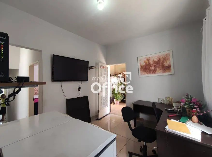 Casa com 3 quartos à venda, 200m2 em Vila Brasil, Anapolis - GO - imagem 3 Foto 3 de Casa com 3 quartos à venda, 200m2 em Vila Brasil, Anapolis - GO