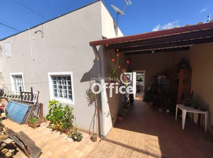 Casa com 3 quartos à venda, 200m2 em Vila Brasil, Anapolis - GO - imagem 2 Foto 2 de Casa com 3 quartos à venda, 200m2 em Vila Brasil, Anapolis - GO