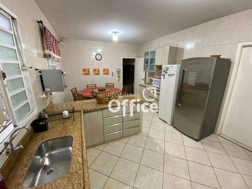 Foto 7 de Sobrado com 4 quartos à venda, 300m2 em Vila Santa Isabel, Anapolis - GO