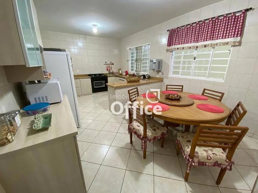 Foto 8 de Sobrado com 4 quartos à venda, 300m2 em Vila Santa Isabel, Anapolis - GO