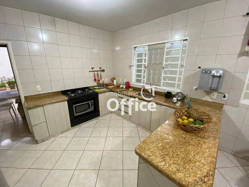 Foto 6 de Sobrado com 4 quartos à venda, 300m2 em Vila Santa Isabel, Anapolis - GO
