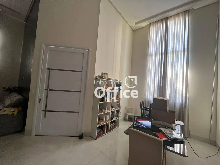 Casa com 3 quartos à venda, 310m2 em São Carlos, Anapolis - GO - imagem 4 Foto 4 de Casa com 3 quartos à venda, 310m2 em São Carlos, Anapolis - GO