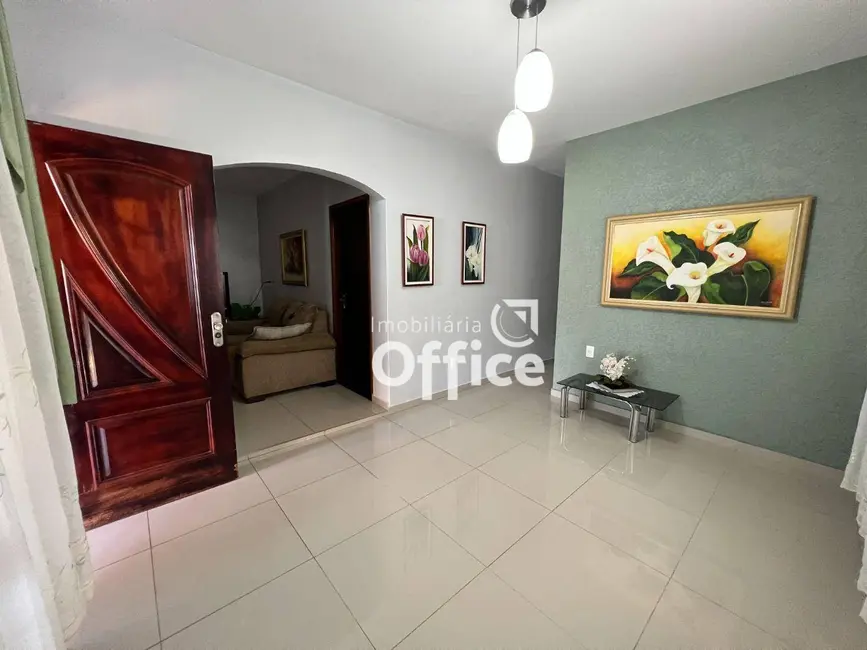 Foto 2 de Casa com 3 quartos à venda, 372m2 em Vila Jaiara, Anapolis - GO