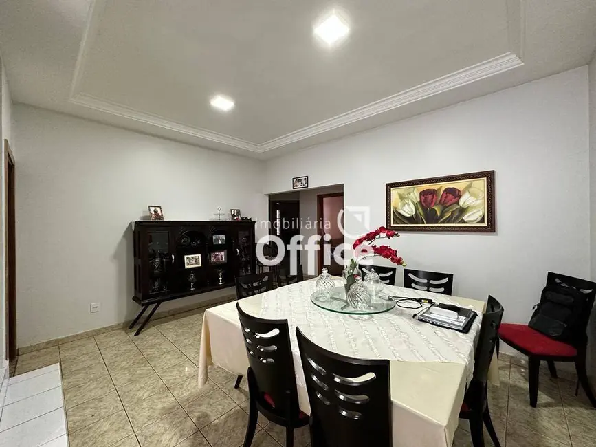 Sobrado com 4 quartos à venda, 420m2 em Anápolis City, Anapolis - GO - imagem 8 Foto 8 de Sobrado com 4 quartos à venda, 420m2 em Anápolis City, Anapolis - GO