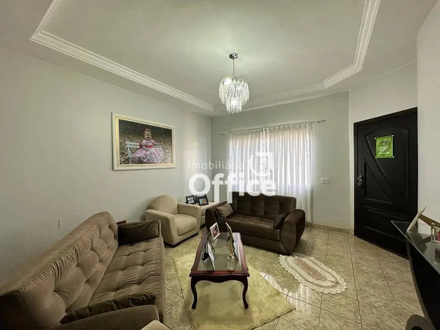 Sobrado com 4 quartos à venda, 420m2 em Anápolis City, Anapolis - GO - imagem 6 Foto 6 de Sobrado com 4 quartos à venda, 420m2 em Anápolis City, Anapolis - GO