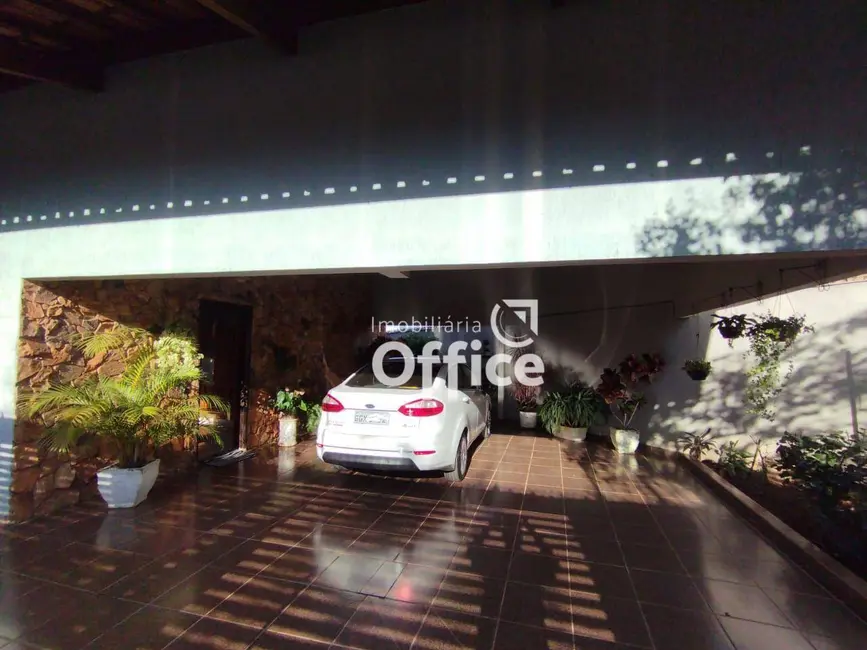 Casa com 3 quartos à venda, 350m2 em Vila Santa Maria de Nazareth, Anapolis - GO - imagem 3 Foto 3 de Casa com 3 quartos à venda, 350m2 em Vila Santa Maria de Nazareth, Anapolis - GO