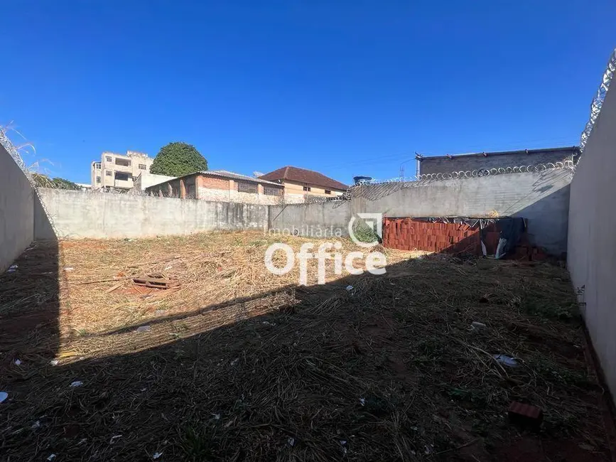 Foto 1 de Terreno / Lote à venda, 300m2 em Setor Central, Anapolis - GO