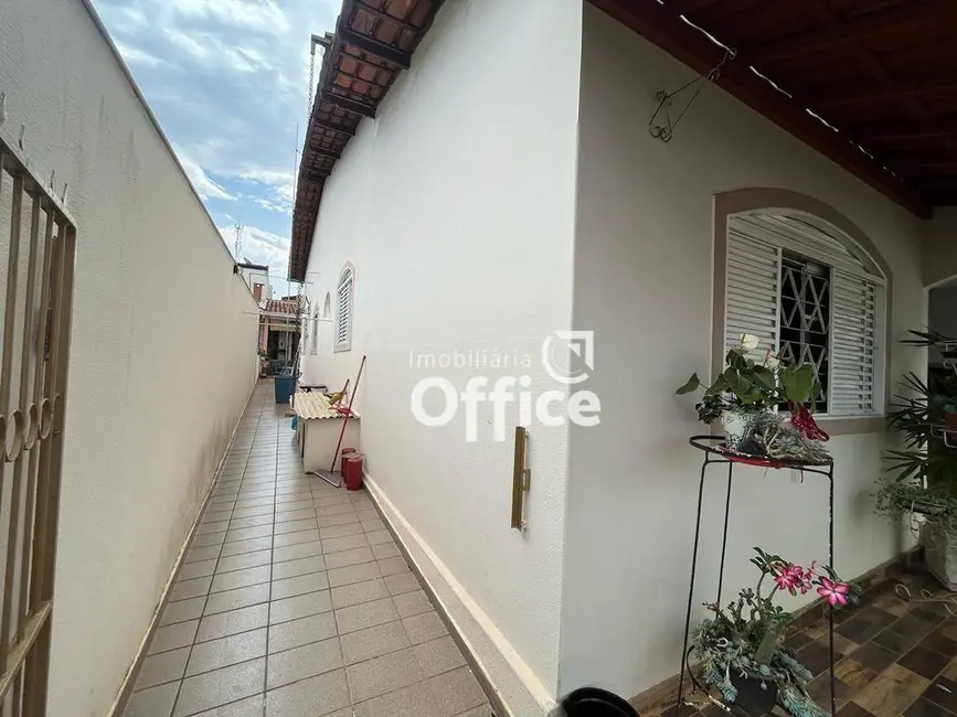 Foto 2 de Casa com 3 quartos à venda, 300m2 em Jardim Ana Paula, Anapolis - GO