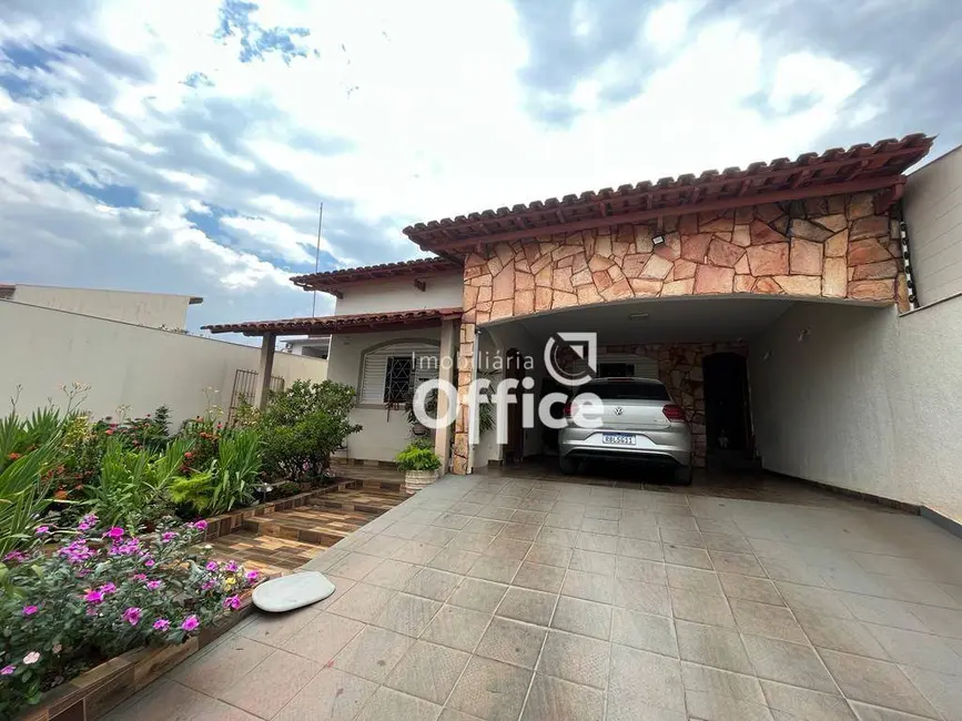 Foto 1 de Casa com 3 quartos à venda, 300m2 em Jardim Ana Paula, Anapolis - GO
