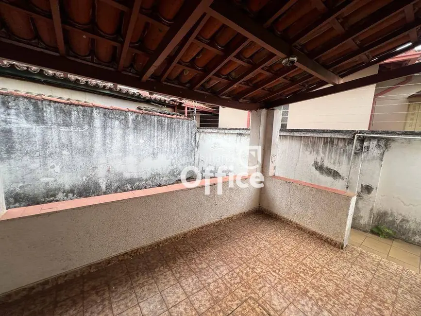 Casa com 3 quartos para alugar, 300m2 em Setor Central, Anapolis - GO - imagem 4 Foto 4 de Casa com 3 quartos para alugar, 300m2 em Setor Central, Anapolis - GO