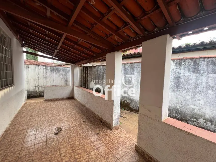 Casa com 3 quartos para alugar, 300m2 em Setor Central, Anapolis - GO - imagem 5 Foto 5 de Casa com 3 quartos para alugar, 300m2 em Setor Central, Anapolis - GO