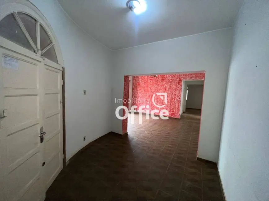 Casa com 3 quartos para alugar, 300m2 em Setor Central, Anapolis - GO - imagem 8 Foto 8 de Casa com 3 quartos para alugar, 300m2 em Setor Central, Anapolis - GO