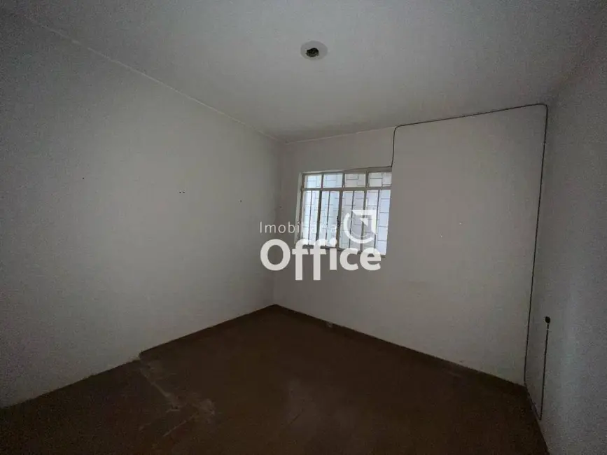Casa com 3 quartos para alugar, 300m2 em Setor Central, Anapolis - GO - imagem 9 Foto 9 de Casa com 3 quartos para alugar, 300m2 em Setor Central, Anapolis - GO