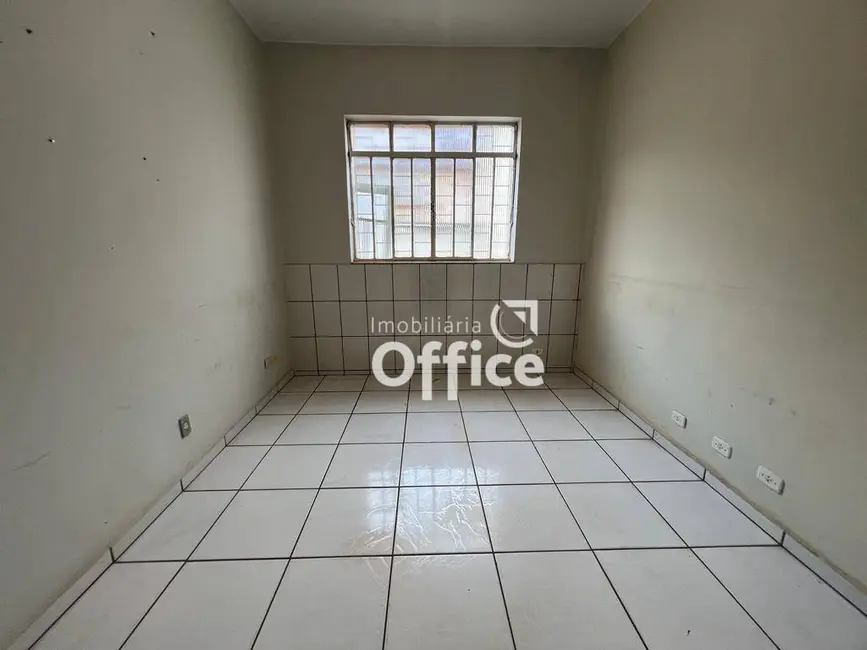 Casa com 3 quartos para alugar, 300m2 em Setor Central, Anapolis - GO - imagem 7 Foto 7 de Casa com 3 quartos para alugar, 300m2 em Setor Central, Anapolis - GO
