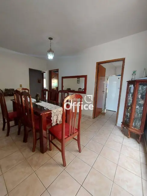 Foto 3 de Casa com 3 quartos à venda, 368m2 em Anapolis - GO