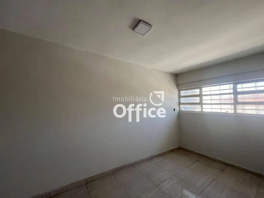 Casa com 3 quartos para alugar, 300m2 em Setor Central, Anapolis - GO - imagem 3 Foto 3 de Casa com 3 quartos para alugar, 300m2 em Setor Central, Anapolis - GO