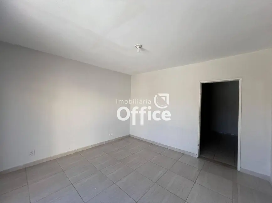 Foto 2 de Casa com 3 quartos para alugar, 300m2 em Setor Central, Anapolis - GO