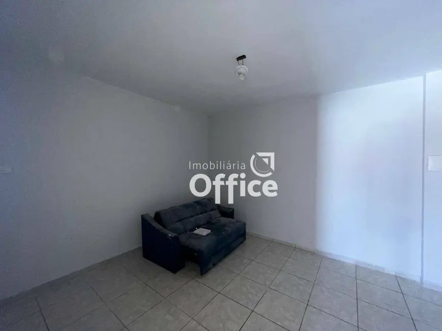 Casa com 3 quartos para alugar, 300m2 em Setor Central, Anapolis - GO - imagem 4 Foto 4 de Casa com 3 quartos para alugar, 300m2 em Setor Central, Anapolis - GO