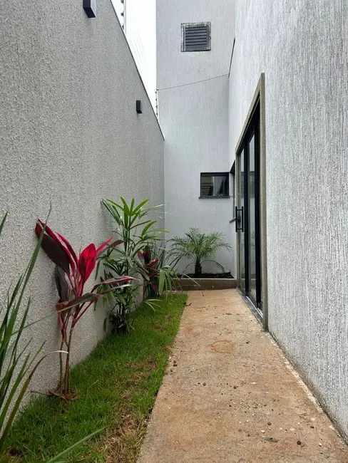 Casa com 3 quartos à venda, 200m2 em Jardim Itália, Anapolis - GO - imagem 3 Foto 3 de Casa com 3 quartos à venda, 200m2 em Jardim Itália, Anapolis - GO