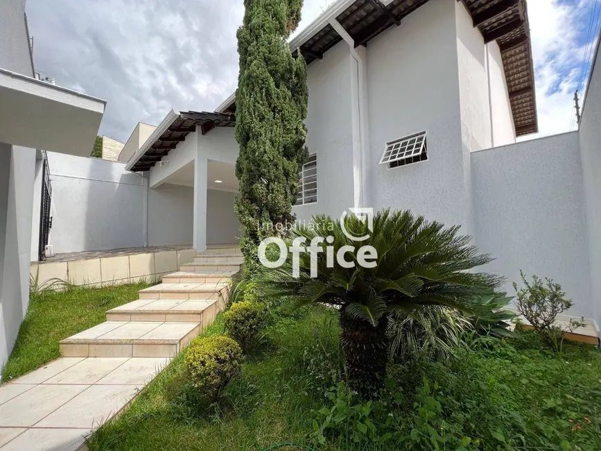 Foto 2 de Casa com 3 quartos à venda, 300m2 em Residencial Araujoville, Anapolis - GO