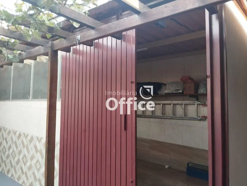 Casa com 3 quartos à venda, 300m2 em Setor Summerville, Anapolis - GO - imagem 3 Foto 3 de Casa com 3 quartos à venda, 300m2 em Setor Summerville, Anapolis - GO