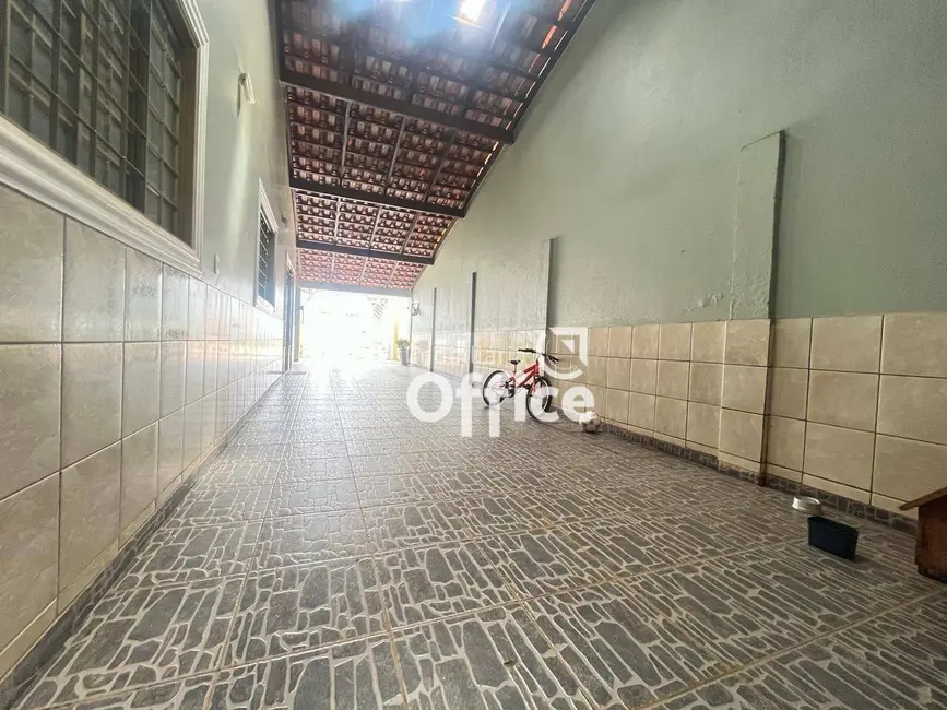 Casa com 4 quartos à venda, 300m2 em Residencial Flamboyant, Anapolis - GO - imagem 3 Foto 3 de Casa com 4 quartos à venda, 300m2 em Residencial Flamboyant, Anapolis - GO