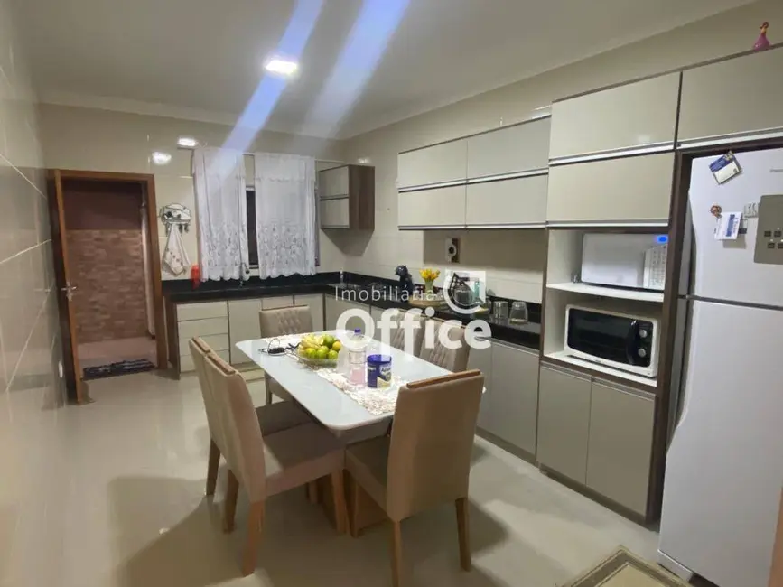 Foto 3 de Casa com 3 quartos à venda, 202m2 em Residencial Vale do Sol, Anapolis - GO