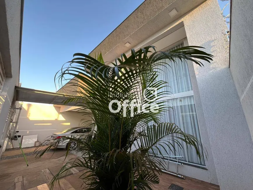 Casa com 3 quartos à venda, 300m2 em Residencial Flor do Cerrado, Anapolis - GO - imagem 1 Foto 1 de Casa com 3 quartos à venda, 300m2 em Residencial Flor do Cerrado, Anapolis - GO