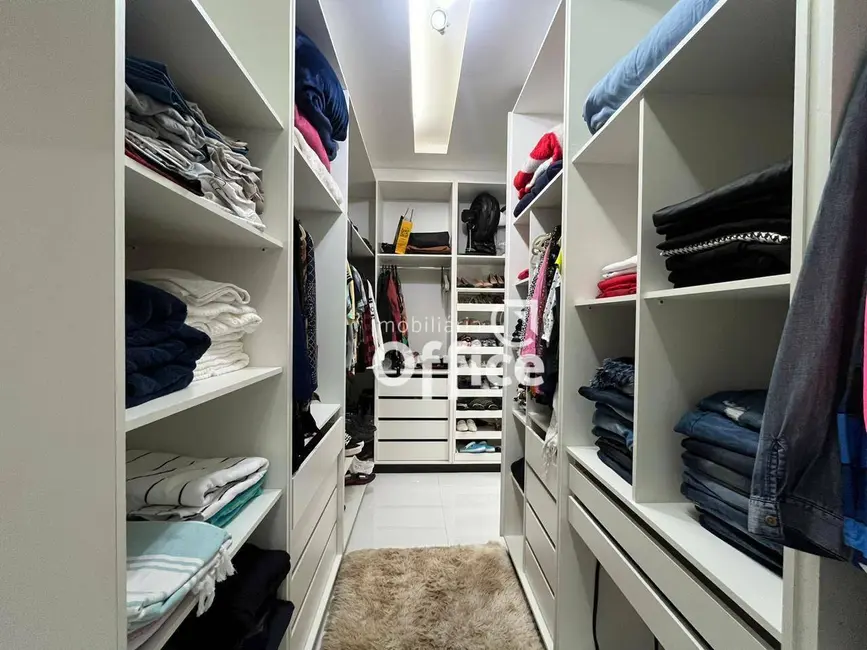 Casa com 3 quartos à venda, 300m2 em Residencial Flor do Cerrado, Anapolis - GO - imagem 8 Foto 8 de Casa com 3 quartos à venda, 300m2 em Residencial Flor do Cerrado, Anapolis - GO