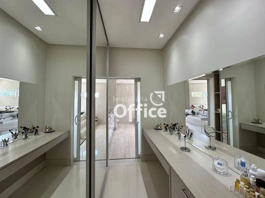 Sobrado com 4 quartos à venda, 2005m2 em Jardim Santa Cecília, Anapolis - GO - imagem 9 Foto 9 de Sobrado com 4 quartos à venda, 2005m2 em Jardim Santa Cecília, Anapolis - GO