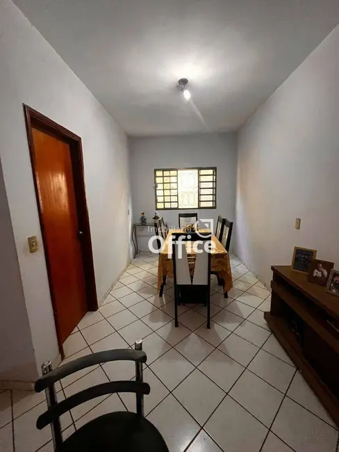 Sobrado com 3 quartos à venda, 300m2 em Jardim Calixto, Anapolis - GO - imagem 5 Foto 5 de Sobrado com 3 quartos à venda, 300m2 em Jardim Calixto, Anapolis - GO