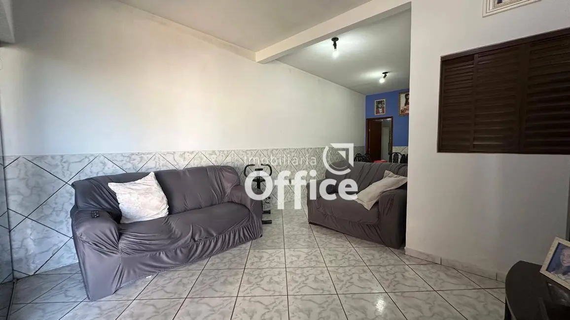 Casa com 4 quartos à venda, 300m2 em Jardim Palmares, Anapolis - GO - imagem 2 Foto 2 de Casa com 4 quartos à venda, 300m2 em Jardim Palmares, Anapolis - GO
