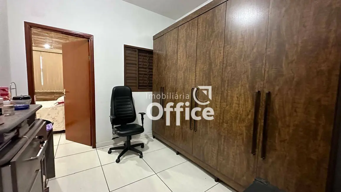 Casa com 4 quartos à venda, 300m2 em Jardim Palmares, Anapolis - GO - imagem 3 Foto 3 de Casa com 4 quartos à venda, 300m2 em Jardim Palmares, Anapolis - GO