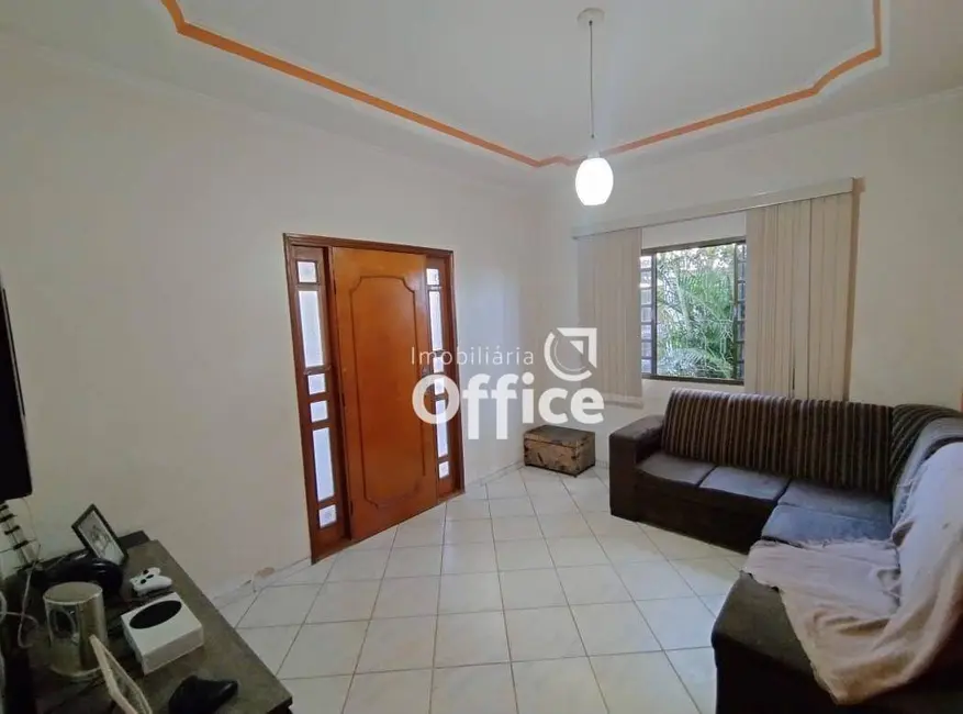 Casa com 3 quartos à venda, 300m2 em Jardim das Oliveiras, Anapolis - GO - imagem 3 Foto 3 de Casa com 3 quartos à venda, 300m2 em Jardim das Oliveiras, Anapolis - GO