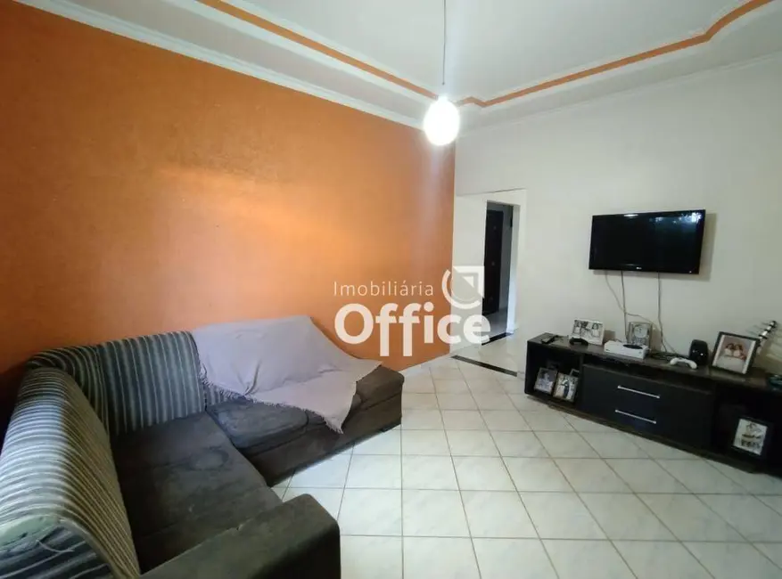 Foto 2 de Casa com 3 quartos à venda, 300m2 em Jardim das Oliveiras, Anapolis - GO
