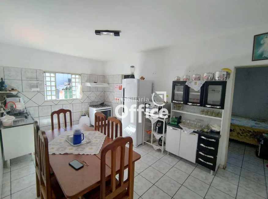 Casa com 3 quartos à venda, 300m2 em Setor Residencial Pedro Ludovico, Anapolis - GO - imagem 3 Foto 3 de Casa com 3 quartos à venda, 300m2 em Setor Residencial Pedro Ludovico, Anapolis - GO