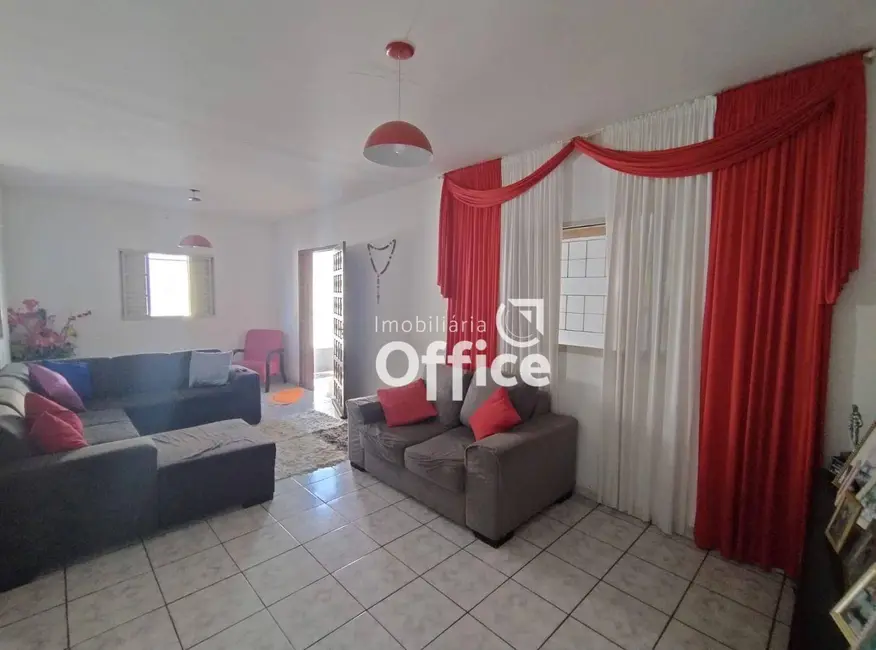 Casa com 3 quartos à venda, 300m2 em Setor Residencial Pedro Ludovico, Anapolis - GO - imagem 2 Foto 2 de Casa com 3 quartos à venda, 300m2 em Setor Residencial Pedro Ludovico, Anapolis - GO