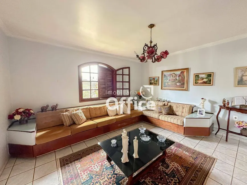 Casa com 3 quartos à venda, 350m2 em Vila Santa Maria de Nazareth, Anapolis - GO - imagem 2 Foto 2 de Casa com 3 quartos à venda, 350m2 em Vila Santa Maria de Nazareth, Anapolis - GO