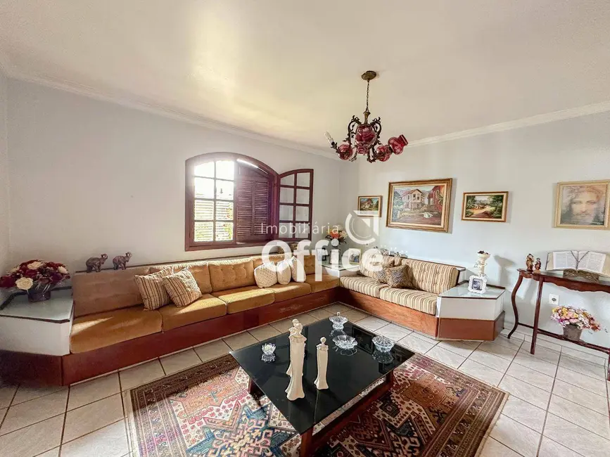 Casa com 3 quartos à venda, 350m2 em Vila Santa Maria de Nazareth, Anapolis - GO - imagem 4 Foto 4 de Casa com 3 quartos à venda, 350m2 em Vila Santa Maria de Nazareth, Anapolis - GO