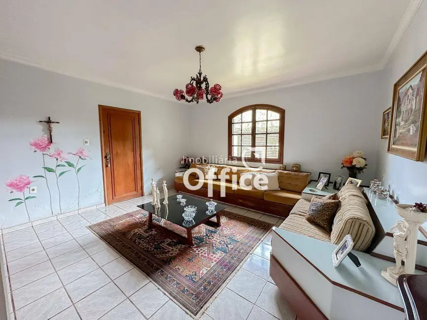 Casa com 3 quartos à venda, 350m2 em Vila Santa Maria de Nazareth, Anapolis - GO - imagem 3 Foto 3 de Casa com 3 quartos à venda, 350m2 em Vila Santa Maria de Nazareth, Anapolis - GO