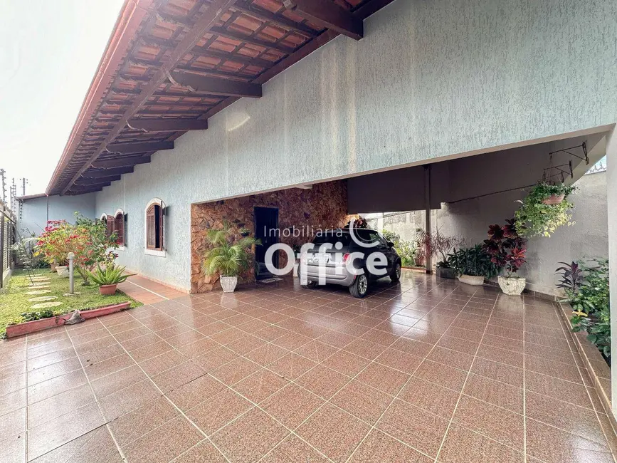 Casa com 3 quartos à venda, 350m2 em Vila Santa Maria de Nazareth, Anapolis - GO - imagem 1 Foto 1 de Casa com 3 quartos à venda, 350m2 em Vila Santa Maria de Nazareth, Anapolis - GO