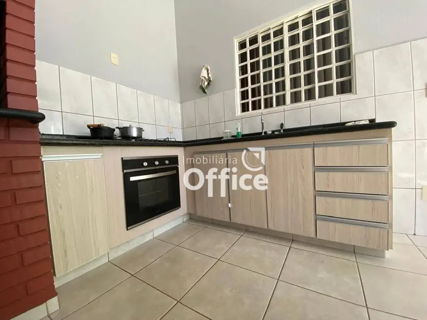 Foto 4 de Casa com 4 quartos à venda, 360m2 em Vila Santa Isabel, Anapolis - GO