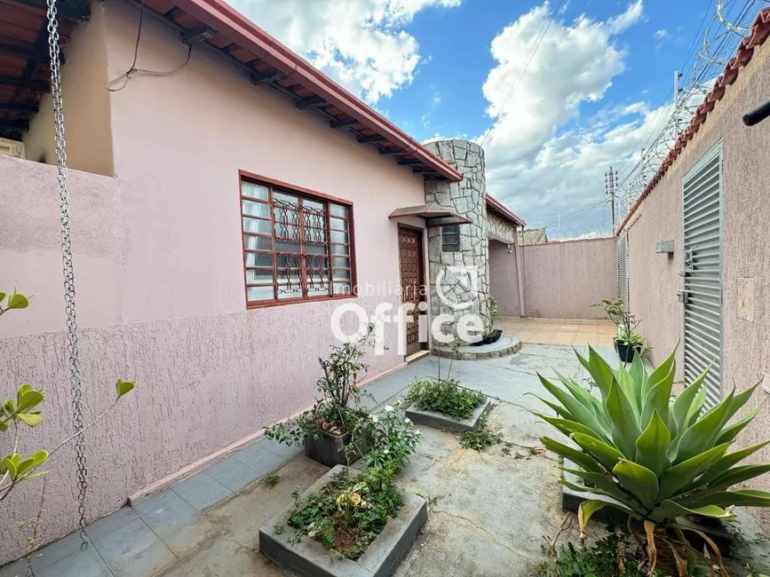 Casa com 3 quartos à venda, 360m2 em Batista, Anapolis - GO - imagem 1 Foto 1 de Casa com 3 quartos à venda, 360m2 em Batista, Anapolis - GO