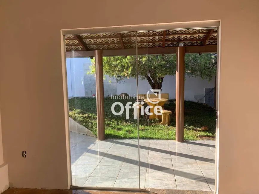 Casa com 3 quartos à venda, 426m2 em Setor Central, Anapolis - GO - imagem 3 Foto 3 de Casa com 3 quartos à venda, 426m2 em Setor Central, Anapolis - GO