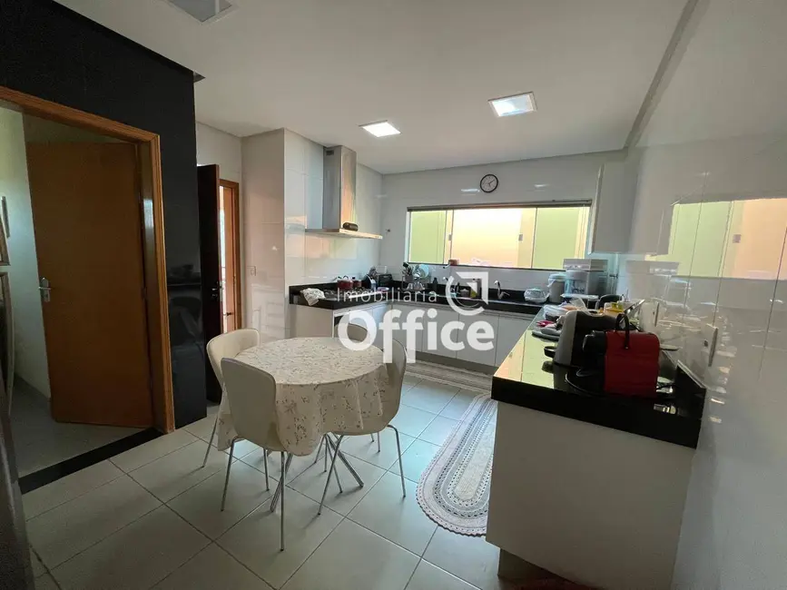 Sobrado com 3 quartos à venda, 450m2 em Cidade Jardim, Anapolis - GO - imagem 9 Foto 9 de Sobrado com 3 quartos à venda, 450m2 em Cidade Jardim, Anapolis - GO